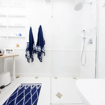 Summerwinter - Luxury Basilica Old Town Apartment, 2 Bedrooms & Sofa *